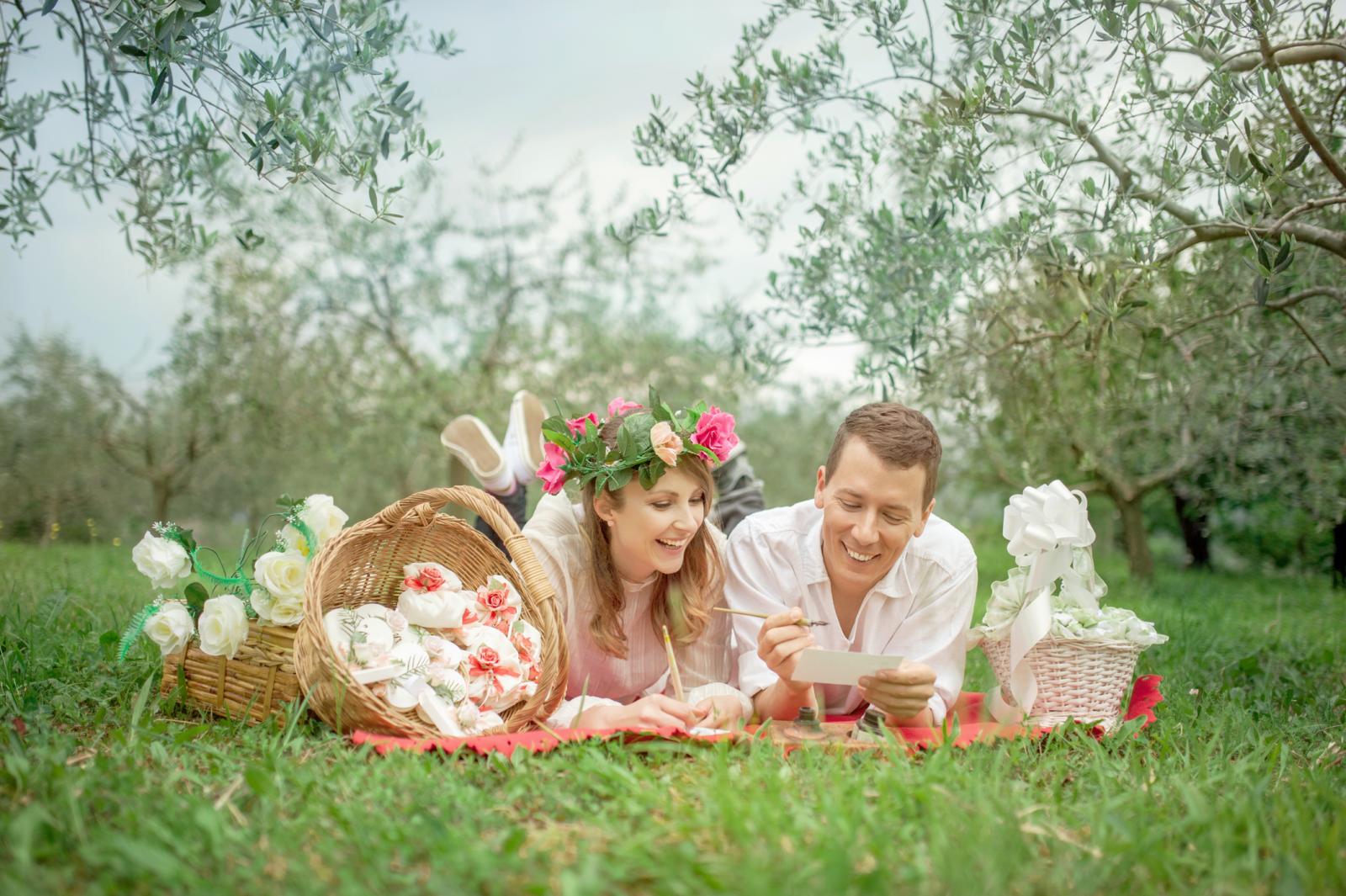 Pareja con una canasta