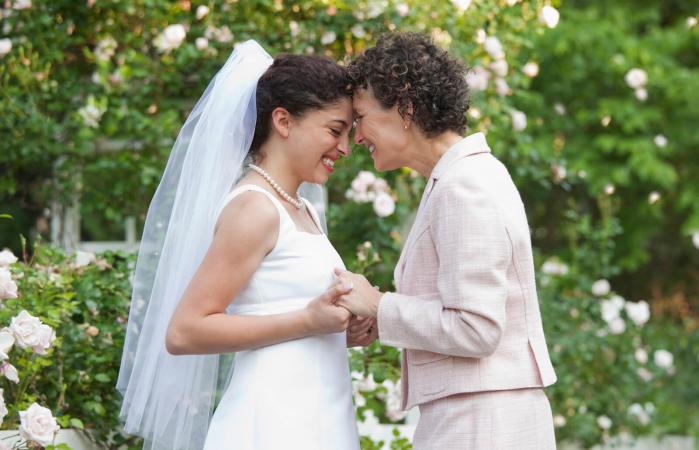 Madre e hija juntas en el día de su boda