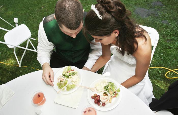 Novios rezando antes de su comida