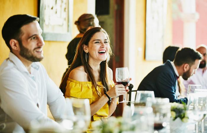 Mujer sonriendo en recepción de boda