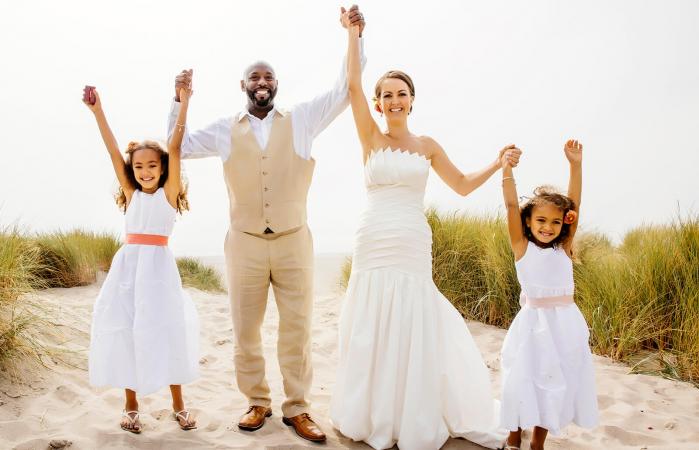 Pareja de recién casados con niñas de las flores