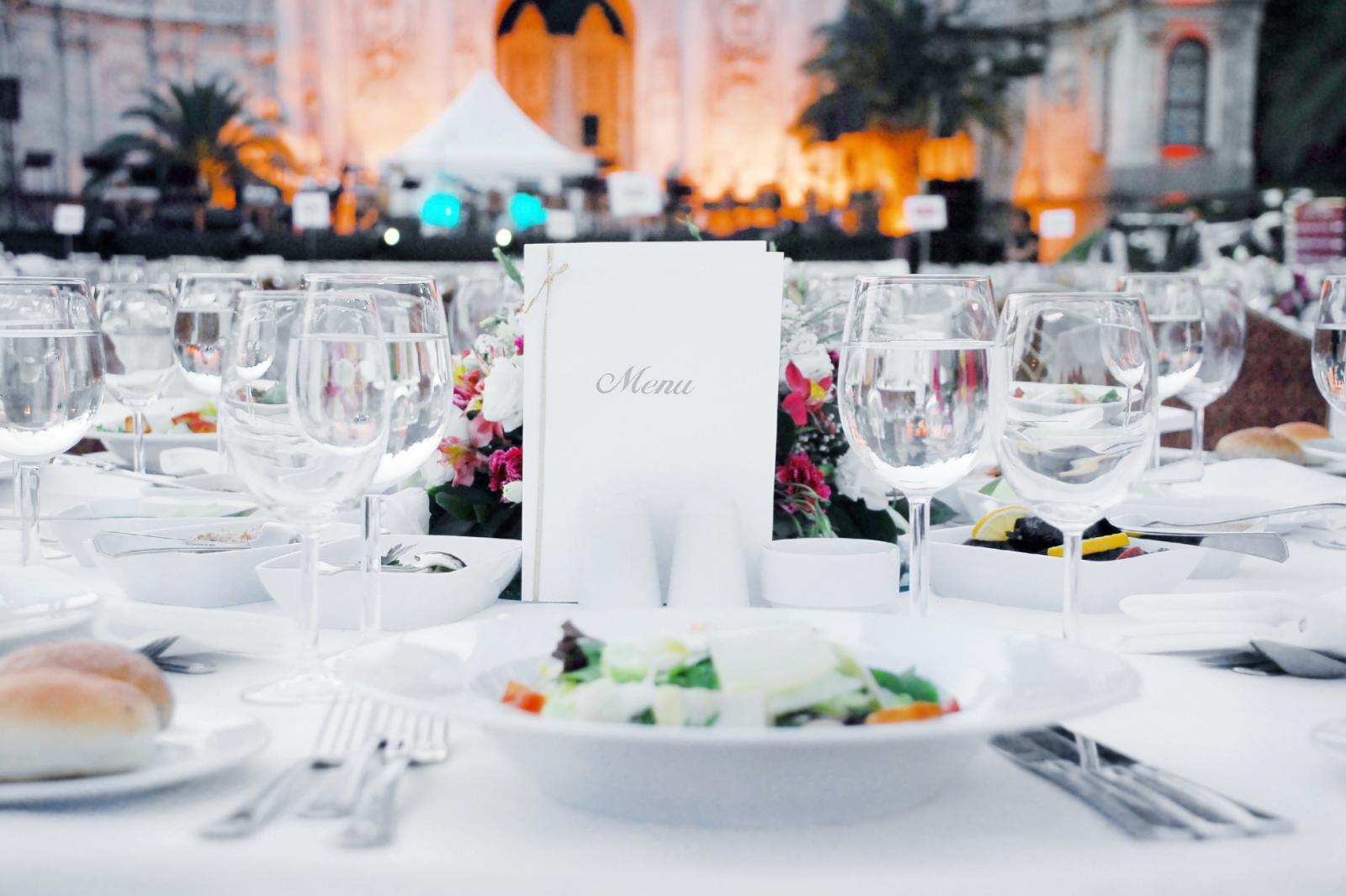 Mesa de recepción de boda con menú