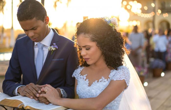 Novios rezando durante ceremonia de boda