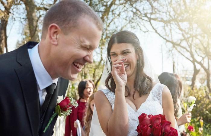 Pareja diciendo votos matrimoniales graciosos