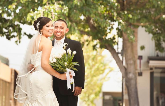 Novios hispanos sonrientes