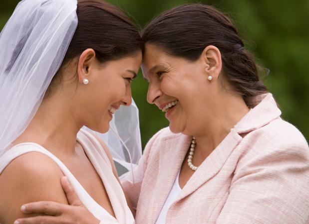 Novia abrazando a su madre