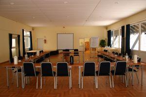 Empty_meeting_room.jpg