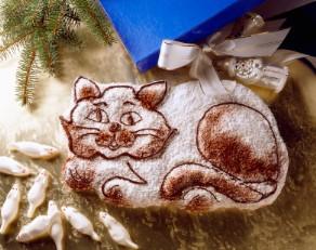 Cat cake with sugar dusting