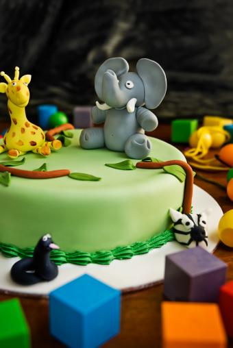 https://cf.ltkcdn.net/cake-decorating/images/slide/112855-567x847-Zoo_Animal_Cake.jpg