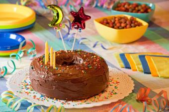 https://cf.ltkcdn.net/cake-decorating/images/slide/112867-849x565-Chocolate_Round_Cake.jpg