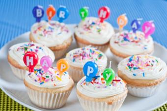 https://cf.ltkcdn.net/cake-decorating/images/slide/112871-850x565-Happy_Birthday_Cupcakes.jpg