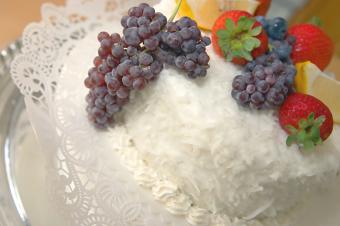 https://cf.ltkcdn.net/cake-decorating/images/slide/144024-849x565r1-RedGrapesCake.jpg