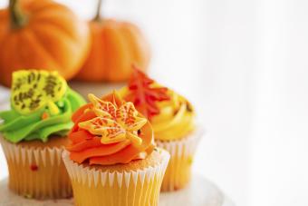 https://cf.ltkcdn.net/cake-decorating/images/slide/184011-850x567-leaf-toppers.jpg
