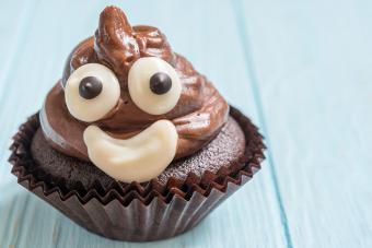 https://cf.ltkcdn.net/cake-decorating/images/slide/217154-704x469-Poop-emoji-cupcake.jpg