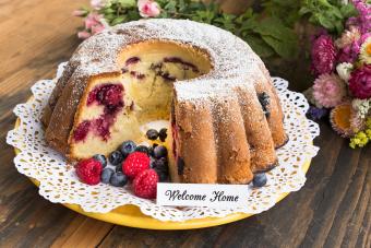 Welcome home card on cake