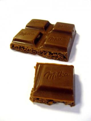 Mix melted baking chocolate into a regular fondant recipe.