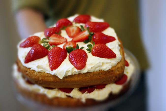 Two-layer Strawberry Sponge Cake