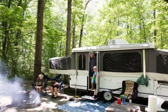 https://cf.ltkcdn.net/camping/images/slide/276415-850x566-pop-up-tent-camper-outside.jpg