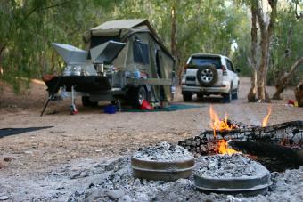 https://cf.ltkcdn.net/camping/images/slide/276417-850x566-pop-up-tent-camper-rustic.jpg