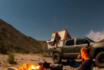 https://cf.ltkcdn.net/camping/images/slide/276418-850x566-pop-up-tent-camper-design.jpg