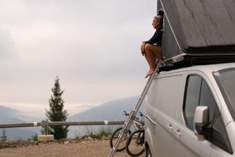 https://cf.ltkcdn.net/camping/images/slide/276419-850x566-pop-up-tent-camper-roof-top.jpg