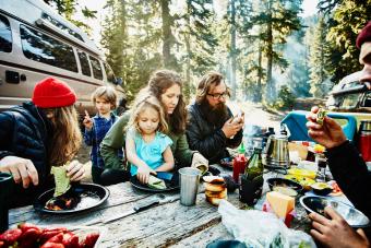 https://cf.ltkcdn.net/camping/images/slide/276484-850x566-foods-bring-camping-keep-everyones-stomach-happy.jpg