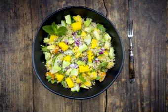 https://cf.ltkcdn.net/camping/images/slide/276698-850x567-mango-salad.jpg