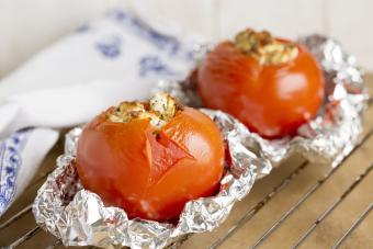 https://cf.ltkcdn.net/camping/images/slide/276701-850x567-stuffed-grilled-tomatoes.jpg