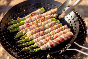 https://cf.ltkcdn.net/camping/images/slide/276707-850x567-asparagus-wrapped-in-bacon.jpg