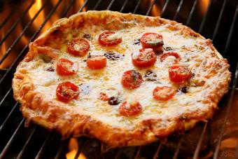 https://cf.ltkcdn.net/camping/images/slide/286566-850x566-camping-meal-pizza-grill.jpg