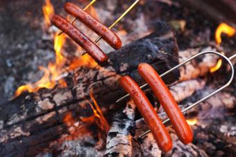https://cf.ltkcdn.net/camping/images/slide/286567-850x566-camping-meal-roast-hot-dog.jpg