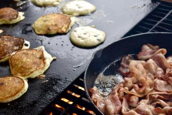 https://cf.ltkcdn.net/camping/images/slide/286570-850x567-camping-pancakes-bacon.jpg