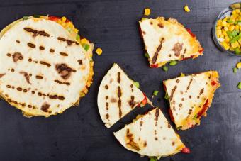 https://cf.ltkcdn.net/camping/images/slide/286612-850x567-camping-quesadilla.jpg