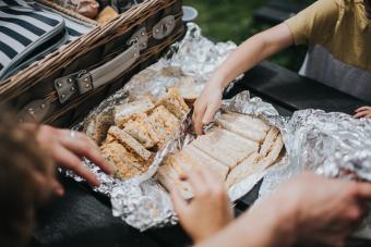 https://cf.ltkcdn.net/camping/images/slide/286613-850x567-make-ahead-sandwiches-camping.jpg