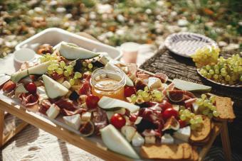 https://cf.ltkcdn.net/camping/images/slide/286616-600x400-camping-charcuterie-lunch.jpg