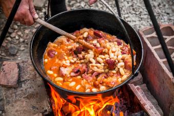 https://cf.ltkcdn.net/camping/images/slide/286620-850x566-camping-bean-stew.jpg
