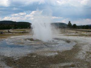 Yellowstone_geyser.jpg