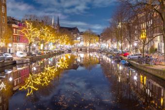 Perfectly calm canal in Amsterdam at christmas time