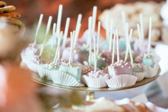 https://cf.ltkcdn.net/celebrations/weddings/images/slide/342848-850x567-wedding-cake-pops-1204482599.jpg