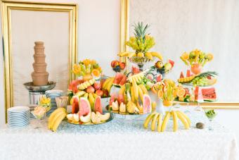 https://cf.ltkcdn.net/celebrations/weddings/images/slide/342860-850x567-fruit-and-chocolate-fountain-1335877194.jpg