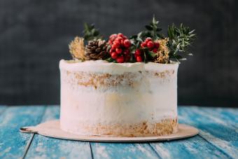 https://cf.ltkcdn.net/celebrations/weddings/images/slide/344207-850x566-xmas-naked-cake-1093900538.jpg