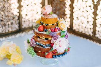 https://cf.ltkcdn.net/celebrations/weddings/images/slide/344213-850x566-layered-cake-fruits-575076839.jpg