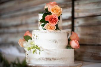 https://cf.ltkcdn.net/celebrations/weddings/images/slide/344225-850x566-cake-roses-1184292596.jpg