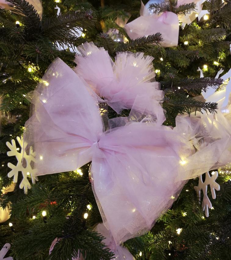 17 Charming Ways to Decorate a Christmas Tree With Ribbon LoveToKnow