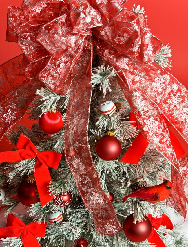 17 Charming Ways to Decorate a Christmas Tree With Ribbon | LoveToKnow