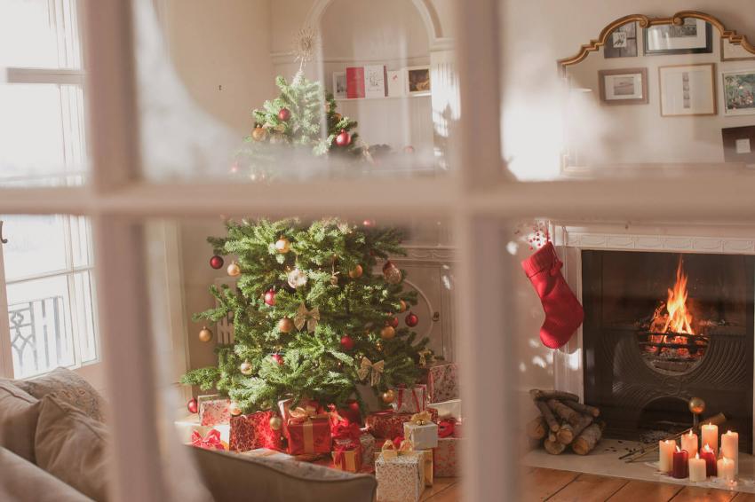 12 Unique Ways to Decorate Your Fireplace for Christmas LoveToKnow