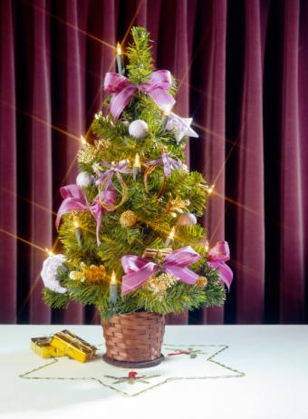 https://cf.ltkcdn.net/christmas/images/slide/154992-594x808-iStock_000000107760Small.jpg