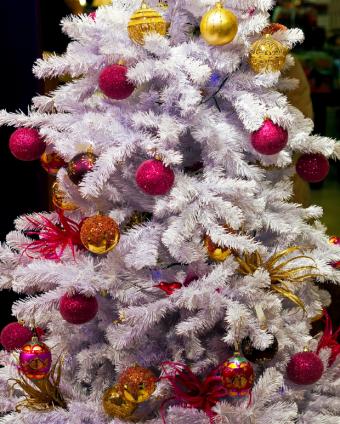 https://cf.ltkcdn.net/christmas/images/slide/162314-620x774-BrightWhiteTree.jpg