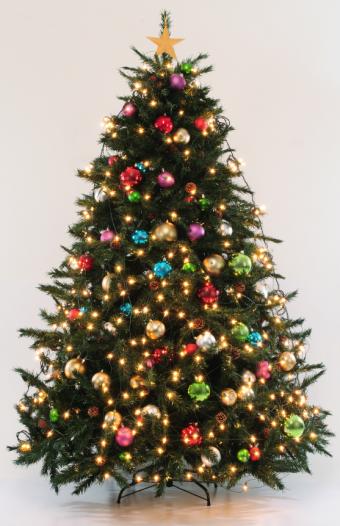 https://cf.ltkcdn.net/christmas/images/slide/162316-549x850r1-CheaplyDecoratedTree.jpg