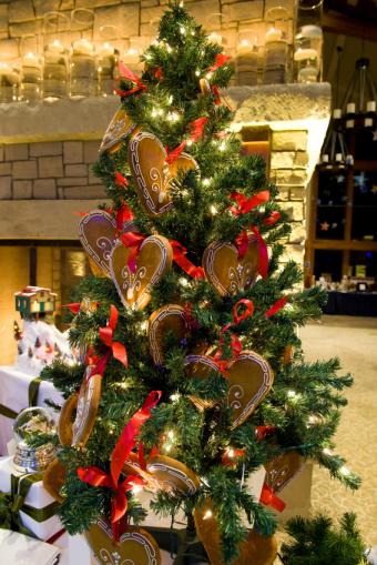 https://cf.ltkcdn.net/christmas/images/slide/162317-566x848r1-HeartOrnamentTree.jpg